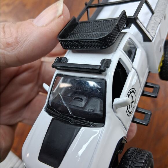 Maisto Diecast 8 Piece Car & Truck Lot Garbage Pickup Trucks - Picture 10 of 16